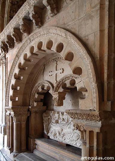 Sepulcro de Mudarra, en el claustro alto de la catedral