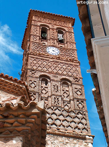 Este soberbio campanario se halla encajonado entre las calles de la poblaci&oacute;n