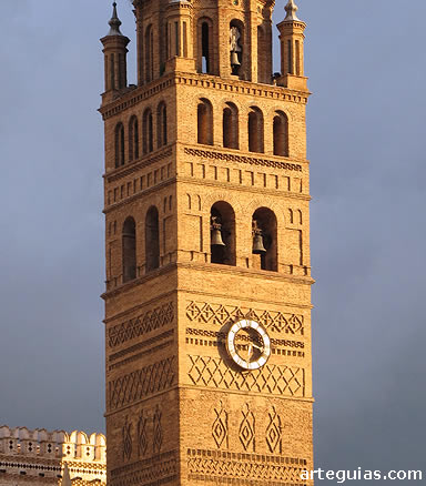 La decoraci&oacute;n mud&eacute;jar de esta torre es contenida y elegante