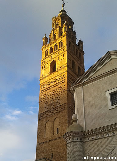 Luz crepuscular en el campanario mud&eacute;jar de la Catedral de Tarazona