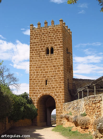Torre de la muralla del Monasterio de Piedra