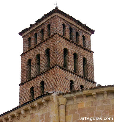 Torre campanario de ladrillo