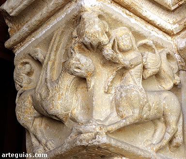 Escultura de animales en la puerta de la iglesia de Tuesta