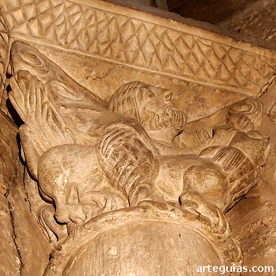 Otro de los capiteles rom&aacute;nico de la iglesia de Vega de Bur