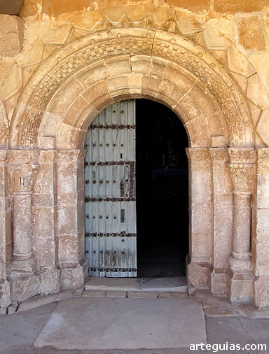 Vega de Bur: puerta de la iglesia parroquial