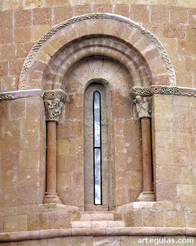 Ventanal del &aacute;bside central