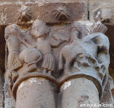 Capitel de una de las parejas de columnas del &aacute;bside