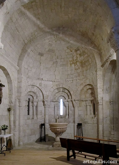 Interior del &aacute;bside de la iglesia de Villovela de Esgueva
