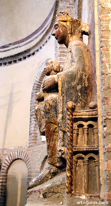 Grupo rom&aacute;nico de la Virgen y el Ni&ntilde;o, con restos de policrom&iacute;a