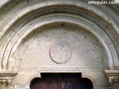 Crism&oacute;n en el t&iacute;mpano de la puerta