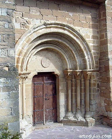 Puerta rom&aacute;nica en la iglesia de Zariquiegui