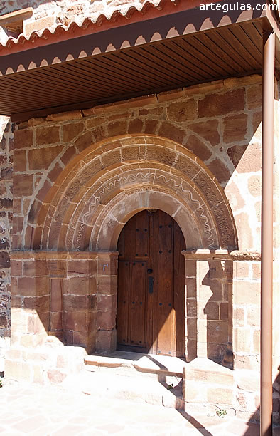 Puerta de la iglesia de Alarcia