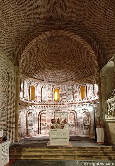 Interior de la iglesia de Santiago de Alba de Tormes