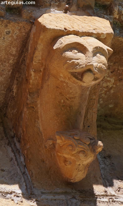Canecillo de la iglesia de Argomilla de Cay&oacute;n, de lo mejor del rom&aacute;nico en la comarca de Valles Pasiegos