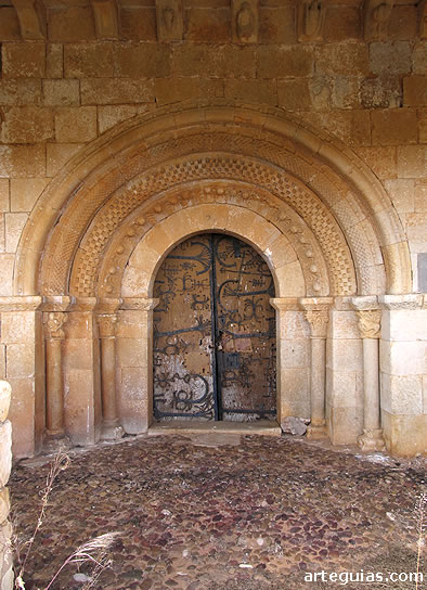 Puerta de la iglesia de Dehesa de Romanos,  bonito ejemplo del rom&aacute;nico de la comarca Boedo-Ojeda