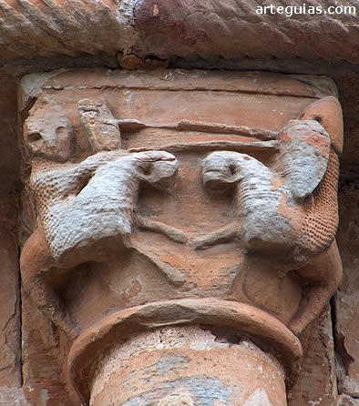 Capitel de una columna entrega de la cabecera
