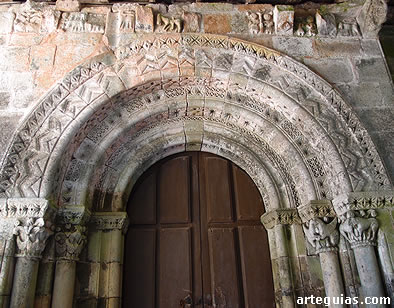 La de Valdeb&aacute;rcena es una de las puertas t&iacute;picas del rom&aacute;nico de esta comarca