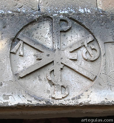 Crism&oacute;n tallado sobre la puerta de la iglesia