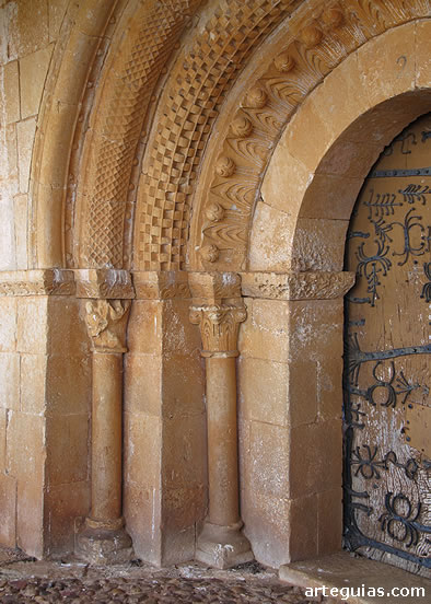 Dehesa de Romanos: detalle de la puerta