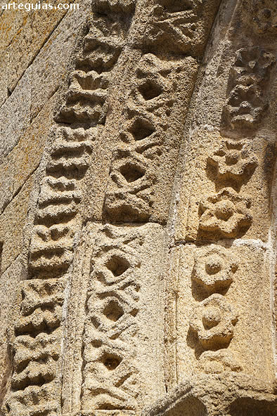 Las arquivoltas de esta puerta est&aacute;n decoradas con rosetas de seis p&eacute;talos y otos temas florales y geom&eacute;tricos