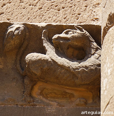 Grifo esculpido en el friso exterior