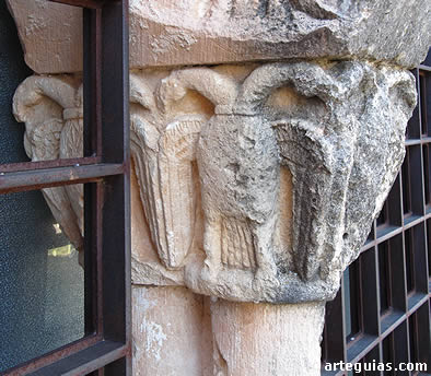 Capitel de la galer&iacute;a porticada