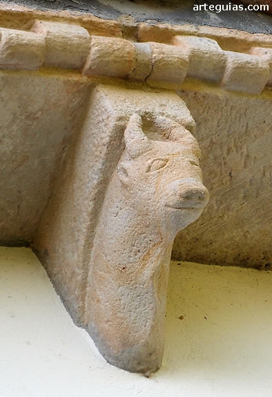 San Salvador de Fuentes: canecillo