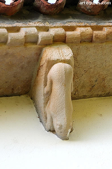 Canecillo con una figura de un animal