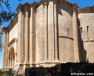 Potentes vol&uacute;menes de la iglesia de Santiago de Ag&uuml;ero, en la Hoya de Huesca