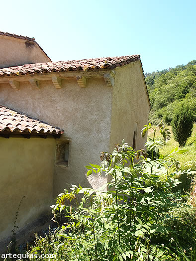 San Juli&aacute;n de Vi&ntilde;&oacute;n es una de las numerosas iglesias de la Comarca de la Sidra con cabecera rectangular