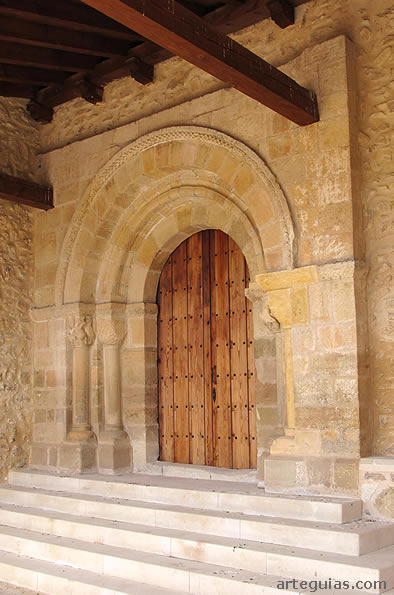 Labros: puerta de su iglesia parroquial
