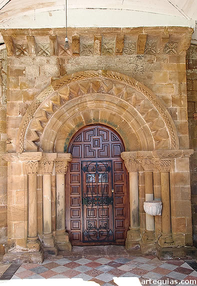 Iglesia del Santuario de Santa Mar&iacute;a de Lug&aacute;s: puerta oeste