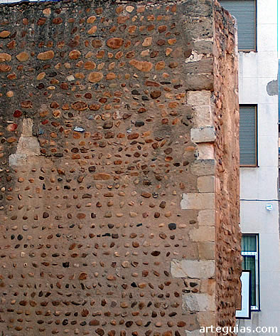 Los muros son de calivcanto de cantos rodados con siller&iacute;a en las esquinas