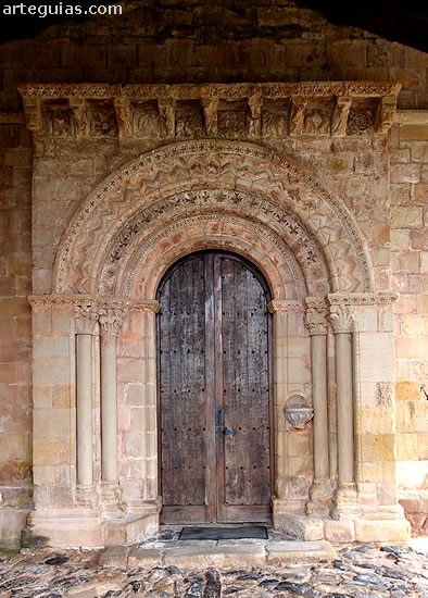 Preciosa puerta rom&aacute;nica de la iglesia de Narzana, Asturias