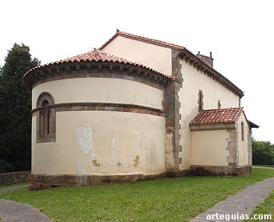 Iglesia de Narzana despu&eacute;s de su restauraci&oacute;n. Obs&eacute;rvese el enfoscado