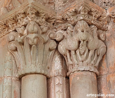 Dos de los capitales de la puerta rom&aacute;nico del muro oeste