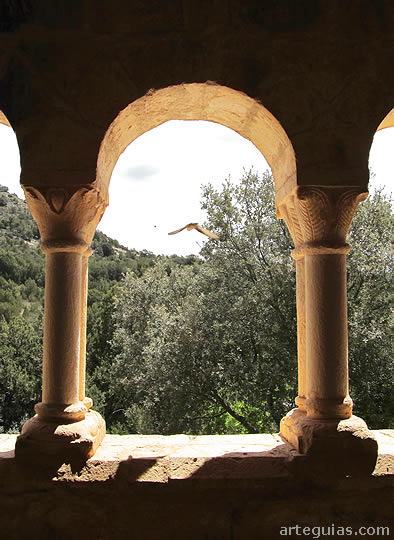 Columnas y arco del p&oacute;rtico