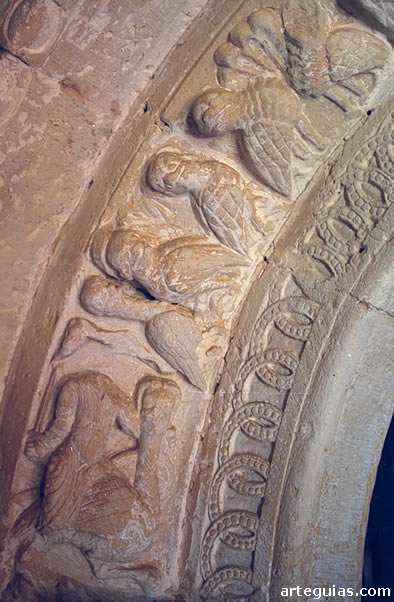 Arquivolta con esculturas de aves, dragones y un hombre montado sobre una arp&iacute;a