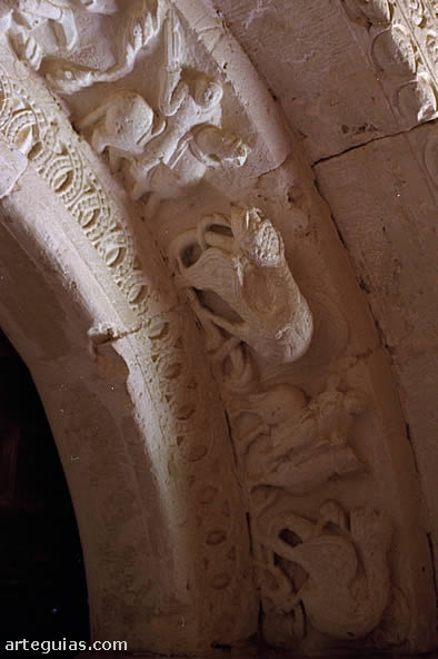 Caballeros combatiendo contra enormes dragones