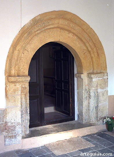 Puerta meridional de la iglesia de Becerril