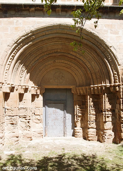 Puerta de la iglesia. Monasterio de Casbas