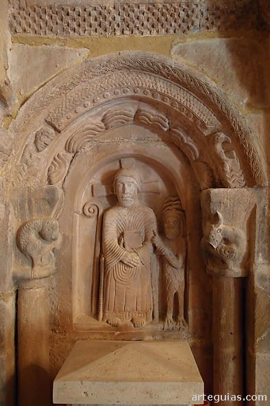 Relieve rom&aacute;nico: Cristo junto a un personaje que podr&iacute;a ser el diablo