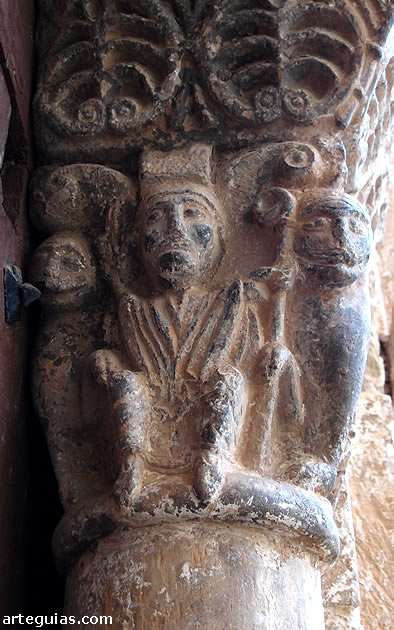 Hombre con b&aacute;culo (&iquest;abad?) entre leones