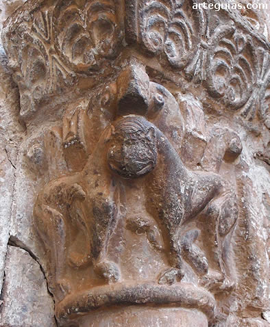 Capitel de leones en la puerta de San Salvador de Ag&uuml;ero