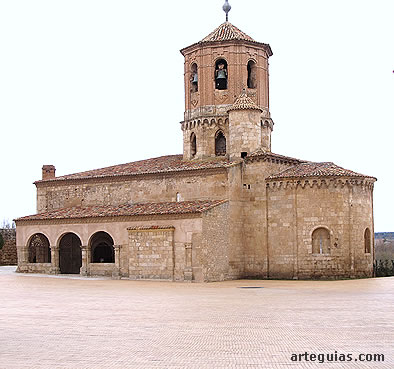 La iglesia de San Miguel en Almaz&aacute;n ocupa el coraz&oacute;n de la villa , junto al curso del r&iacute;o Duero
