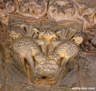 M&eacute;nsula con forma de capitel que sujeta parte de la estructura del cimborrio. Son evidentes su s relaciones con la escultura silense