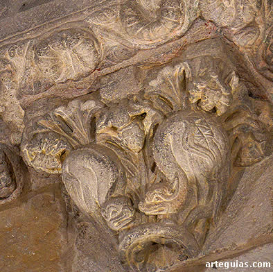 Dragones de morfolog&iacute;a y composici&oacute;n silense en el interior de la iglesia de San Miguel, Almaz&aacute;n