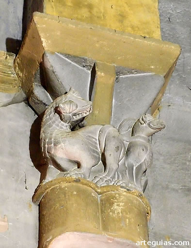 Capitel con le&oacute;n y grifo. Interior de San Salvador de Ag&uuml;ero