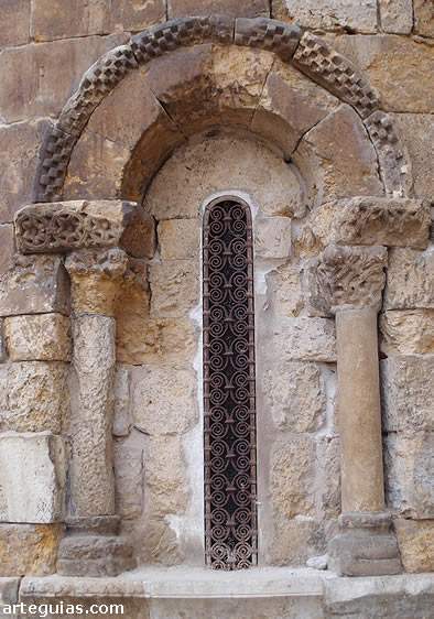 Ventanal y rejer&iacute;a del &aacute;bside sur