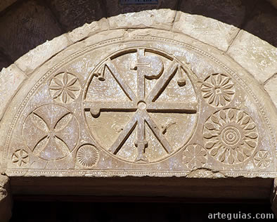 T&iacute;mpano con crism&oacute;n. Iglesia de As&iacute;n, en la comarca de las Cinco Villas